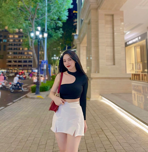 Quỳnh Trâm chuộng diện các bộ đồ cắt xẻ gợi cảm có chừng mực, tôn triệt để vóc dáng.