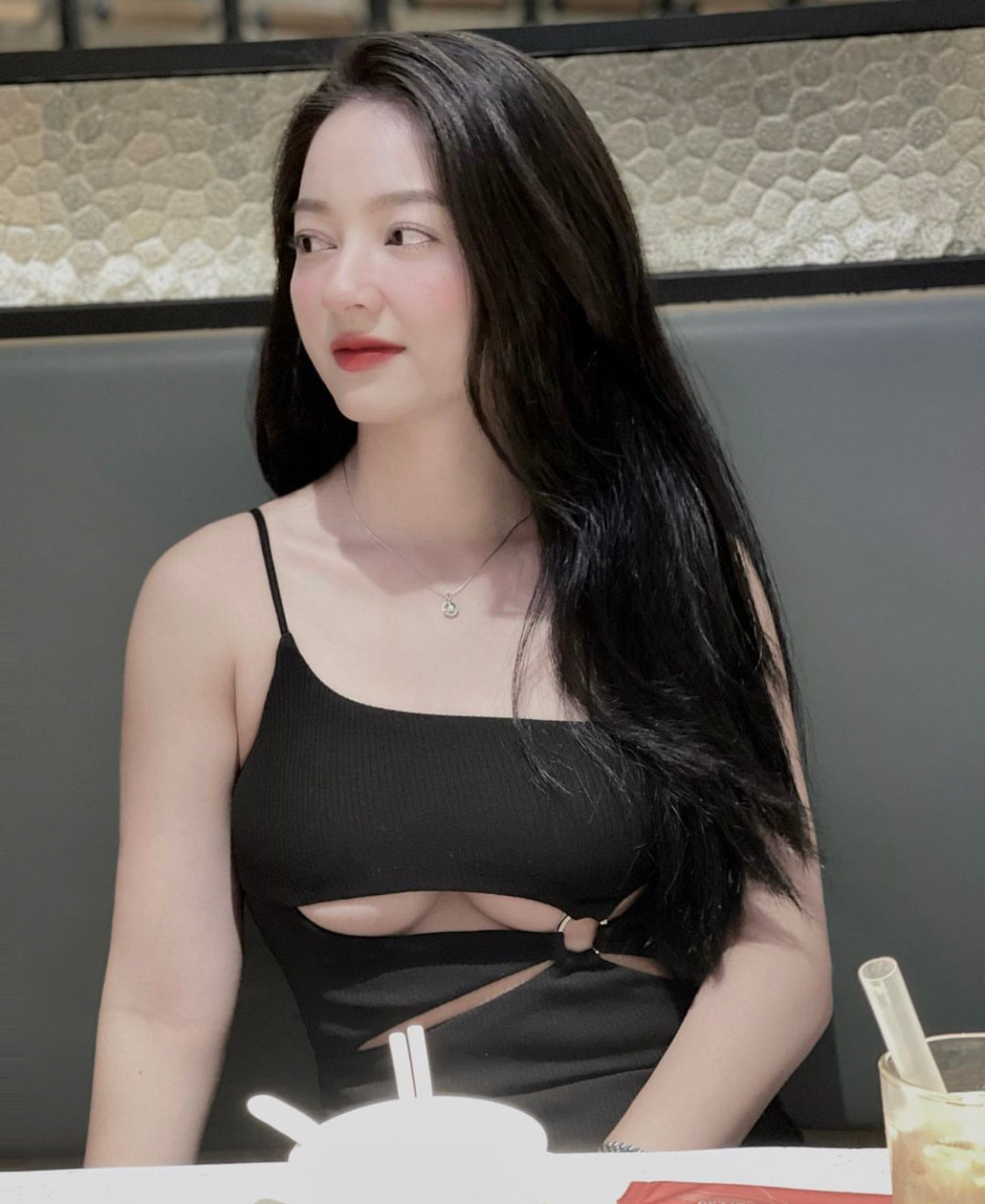 Nhờ lợi thế ngoại hình đẹp, Quỳnh Trâm từng giành giải Á khôi 1 cuộc thi Duyên dáng sinh viên Việt Nam.