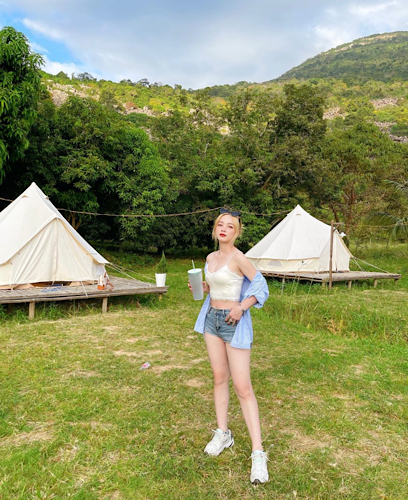 Trong 2 năm gần đây, kể từ sau nổi tiếng cô có sự thay đổi về phong cách ăn vận.