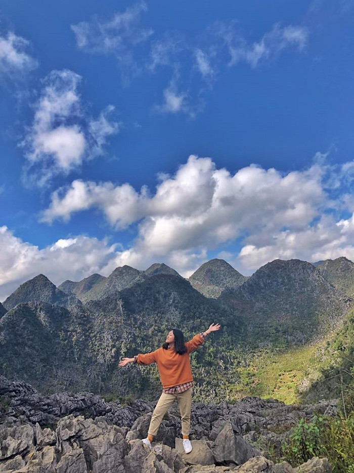 Cách Hà Nội khoảng 300km, cao nguyên đá Đồng Văn nổi tiếng với vẻ đẹp hoang sơ, thơ mộng tựa như một “thiên đường xám” giữa miền sơn cước. Đây là một cao nguyên đá chung của bốn huyện Quản Bạ, Yên Minh, Đồng Văn và Mèo Vạc. Ảnh: @maingocanh