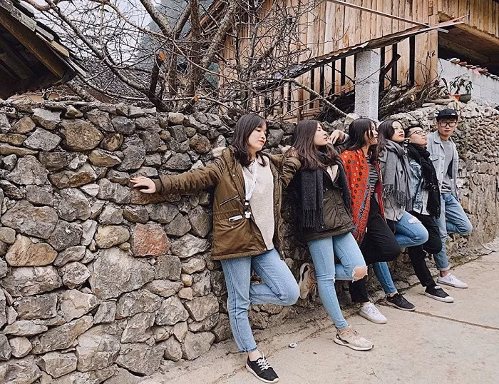 Ngôi nhà trong phim Chuyện của Pao cũng là địa điểm check in Đồng Văn quen thuộc. Đến đây, ngoài được ngắm cảnh ra, bạn còn được làm thử những công việc hàng ngày của người Mông như xay thóc, dệt vải. Ảnh: Internet