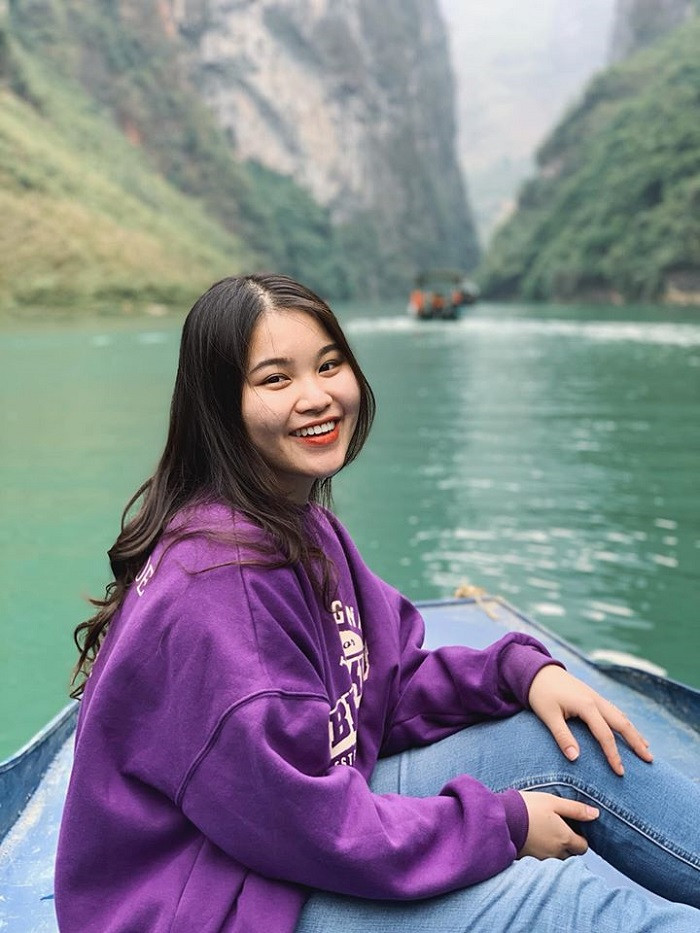 Sông Nho Quế cũng là điểm check in cao nguyên đá Đồng Văn được nhiều bạn trẻ ghé thăm. Dòng sông thơ mộng, xung quanh rúi hùng vĩ luôn là background siêu mê cho các tín đồ sống ảo. Ảnh: @thanhhoa