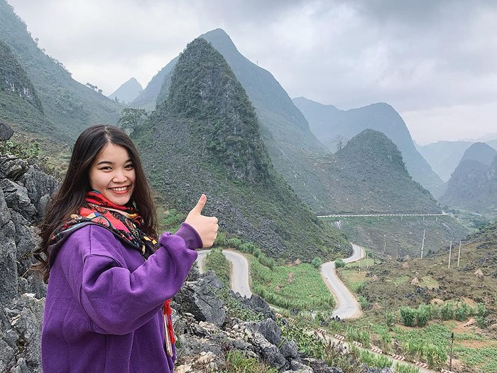 Đèo Lã Pí Lèng (hay Mã Pì Lèng) là con đường đèo check in quen thuộc của du khách ở Đồng Văn. Đặt chân đến đèo, du khách sẽ ngỡ ngàng trước không gian núi rừng hùng vĩ, con đường đèo như dải lụa mềm uốn lượn theo sườn núi. Ảnh: @thanhhoa