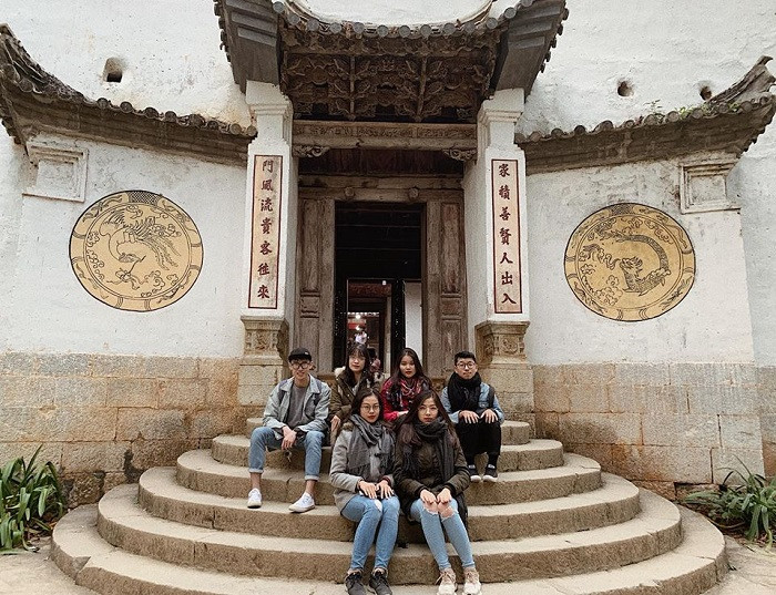 Dinh Nhà Vương là địa điểm tham quan Đồng Văn thú vị mà bạn nên ghé thăm. Đến đây, du khách không chỉ được chụp hình lưu niệm và chiêm ngưỡng kiến trúc mà còn được nghe người dân nơi đây truyền tai nhau những câu chuyện huyền bí về vị vua Mèo lẫy danh. Ảnh: @thanhhoa