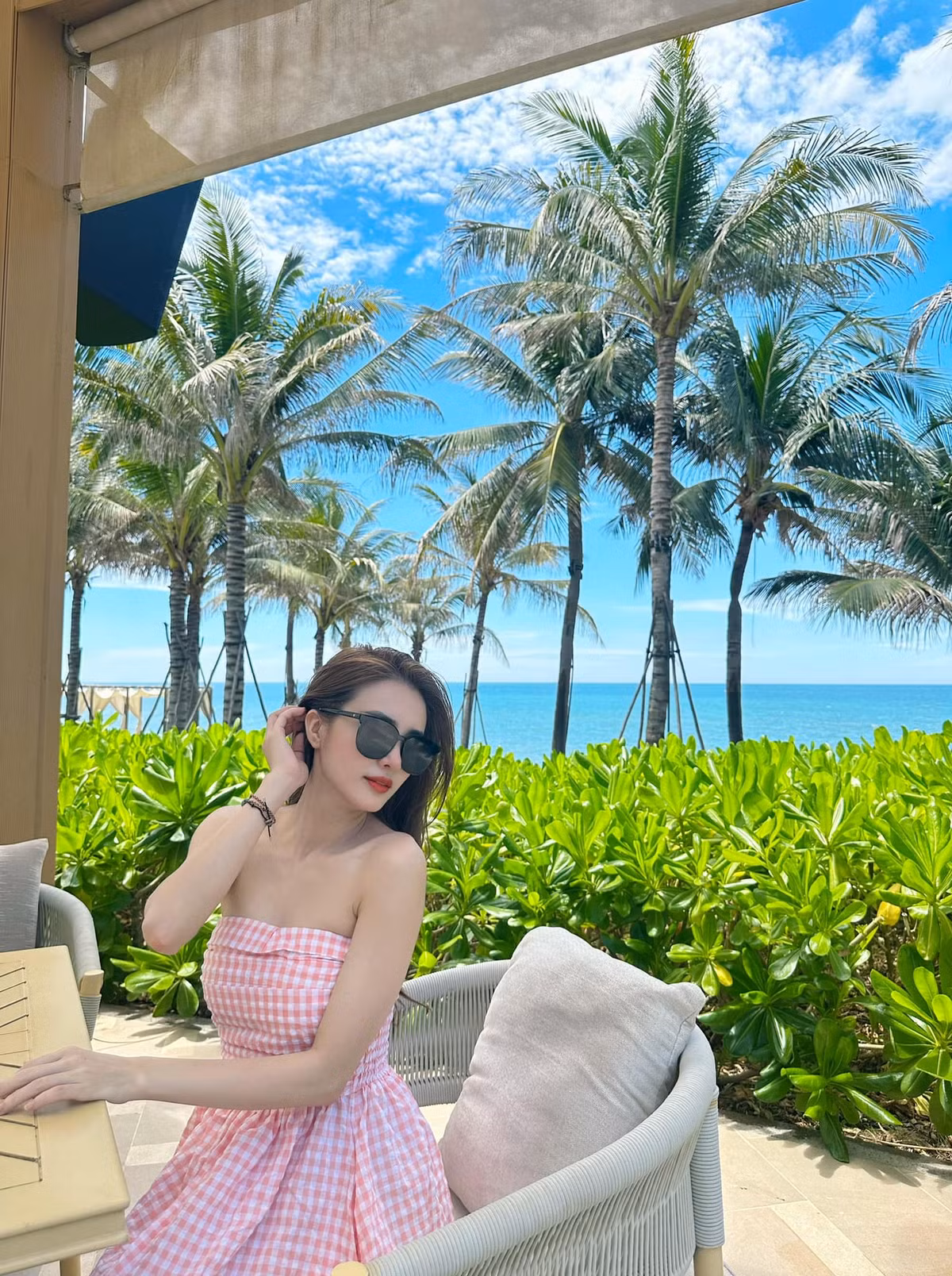 Diện bikini hay váy quây nhưng người đẹp vẫn tôn lên được vóc dáng xinh đẹp, trẻ trung không tuổi của mình.