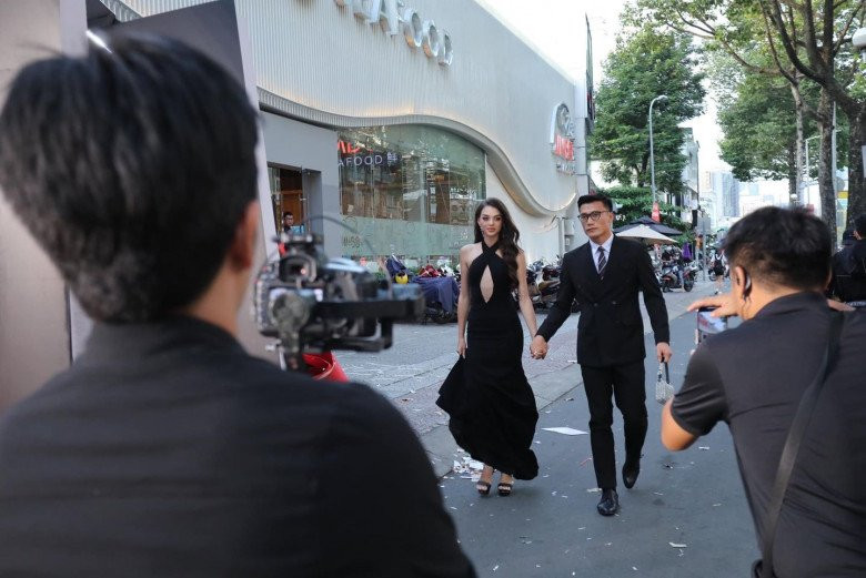 Trong một khoảnh khắc bị chụp lén trên phố, vợ thủ môn xứ Thanh chiếm trọn spotlight bởi sắc vóc xinh đẹp chẳng kém cạnh ảnh mạng.