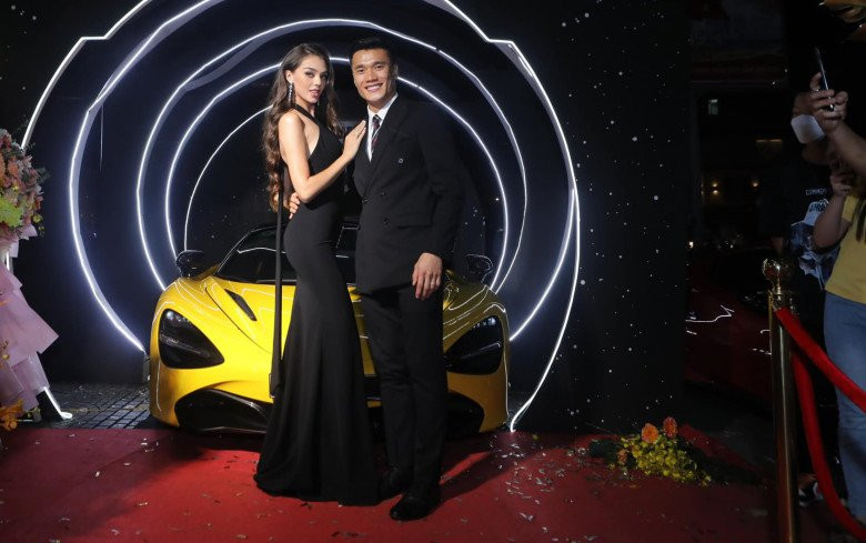 Đáng chú ý nhất có lẽ là sự xuất hiện của vợ thủ môn Bùi Tiến Dũng, bà mẹ bỉm sữa tiếp tục xuất hiện trong bộ váy cắt xẻ, khoe thềm ngực quyến rũ.