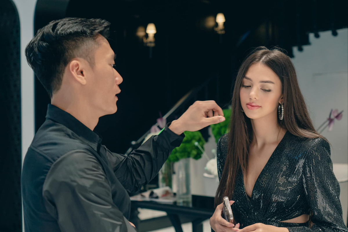 Trên trang cá nhân, bà xã Bùi Tiến Dũng cũng đăng tải loạt khoảnh khắc tại sự kiện sánh đôi cùng chồng. Ảnh: FBNV