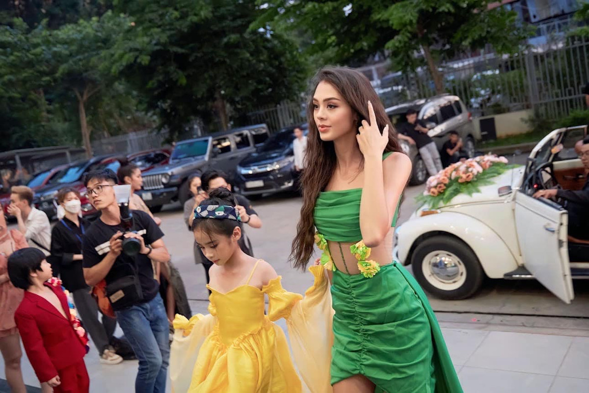 Trong khi ông xã diện vest đen lịch lãm, nàng mẫu người Ukraine diện váy đuôi cá màu đen vô cùng kiêu sa.