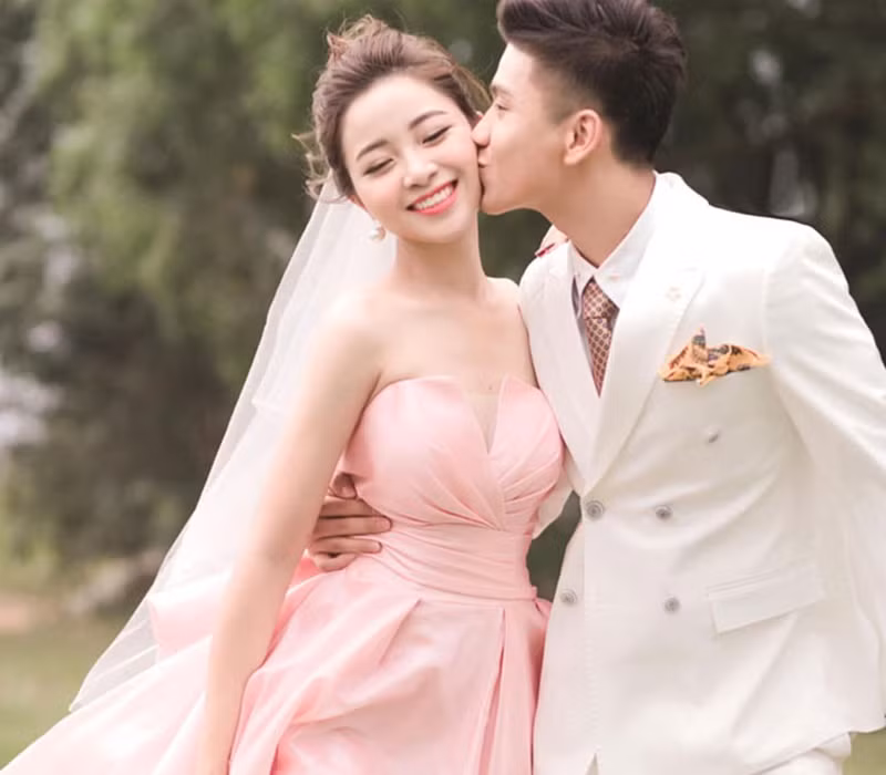 Không chỉ nổi tiếng là một trong những cầu thủ có tiếng trong làng bóng đá Việt, Phan Văn Đức còn được nhiều người ngưỡng mộ khi có cô vợ xinh như hoa.