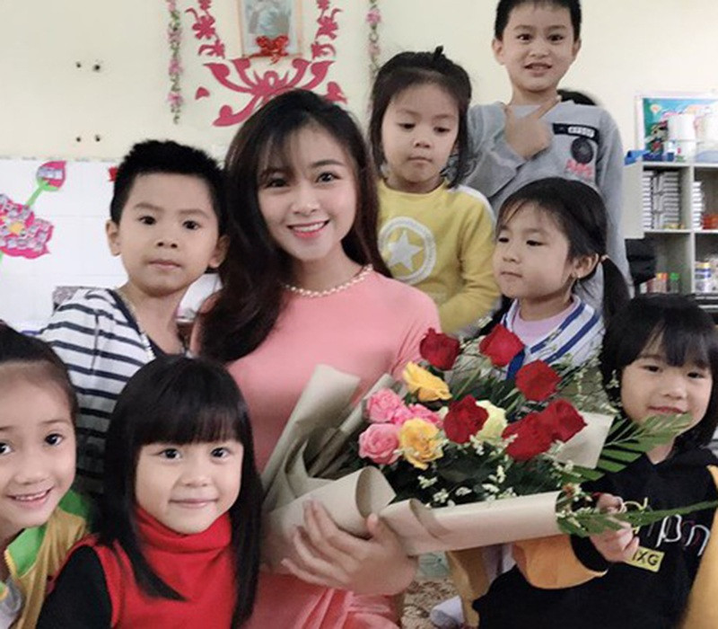 Hình ảnh cô giáo trẻ xứ Nghệ xinh xắn trong bộ áo dài ngọt ngào từng khiến nhiều người mê mẩn.