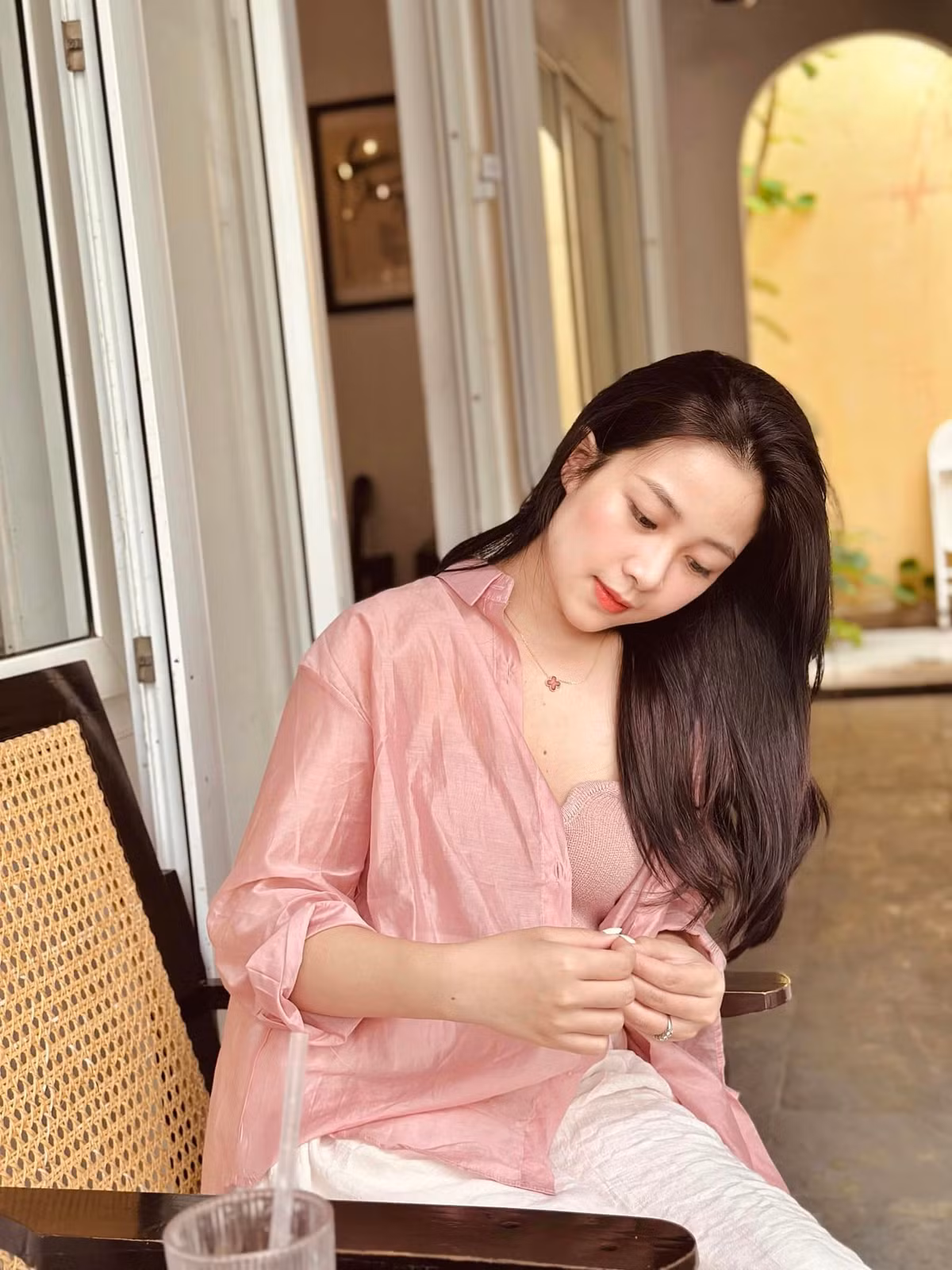 Nhật Linh được đánh giá là một trong những nàng WAGs có nhan sắc nổi bật nhất của SLNA.