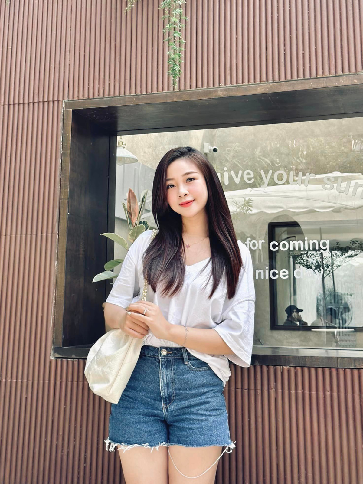 Người đẹp xứ Nghệ có nước da trắng hồng cùng gương mặt ưa nhìn. Ảnh: FBNV