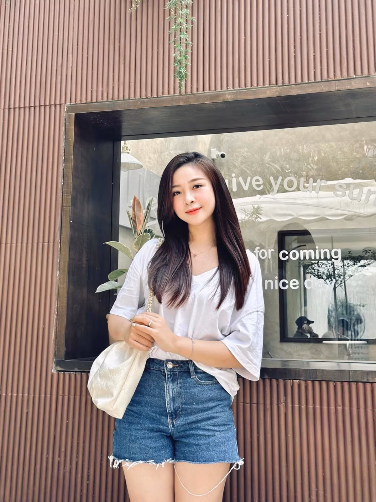 Người đẹp xứ Nghệ có nước da trắng hồng cùng gương mặt ưa nhìn. Ảnh: FBNV