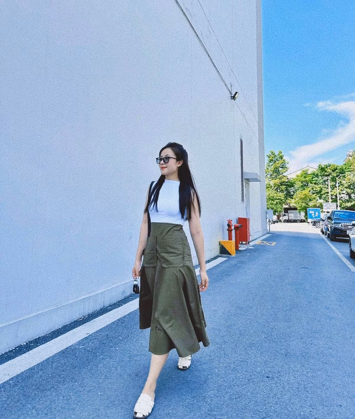 Hiện tại, Nhật Linh đã là mẹ hai con nhưng sắc vóc của cô khiến hội chị em ao ước bởi không khác gì thuở còn son.