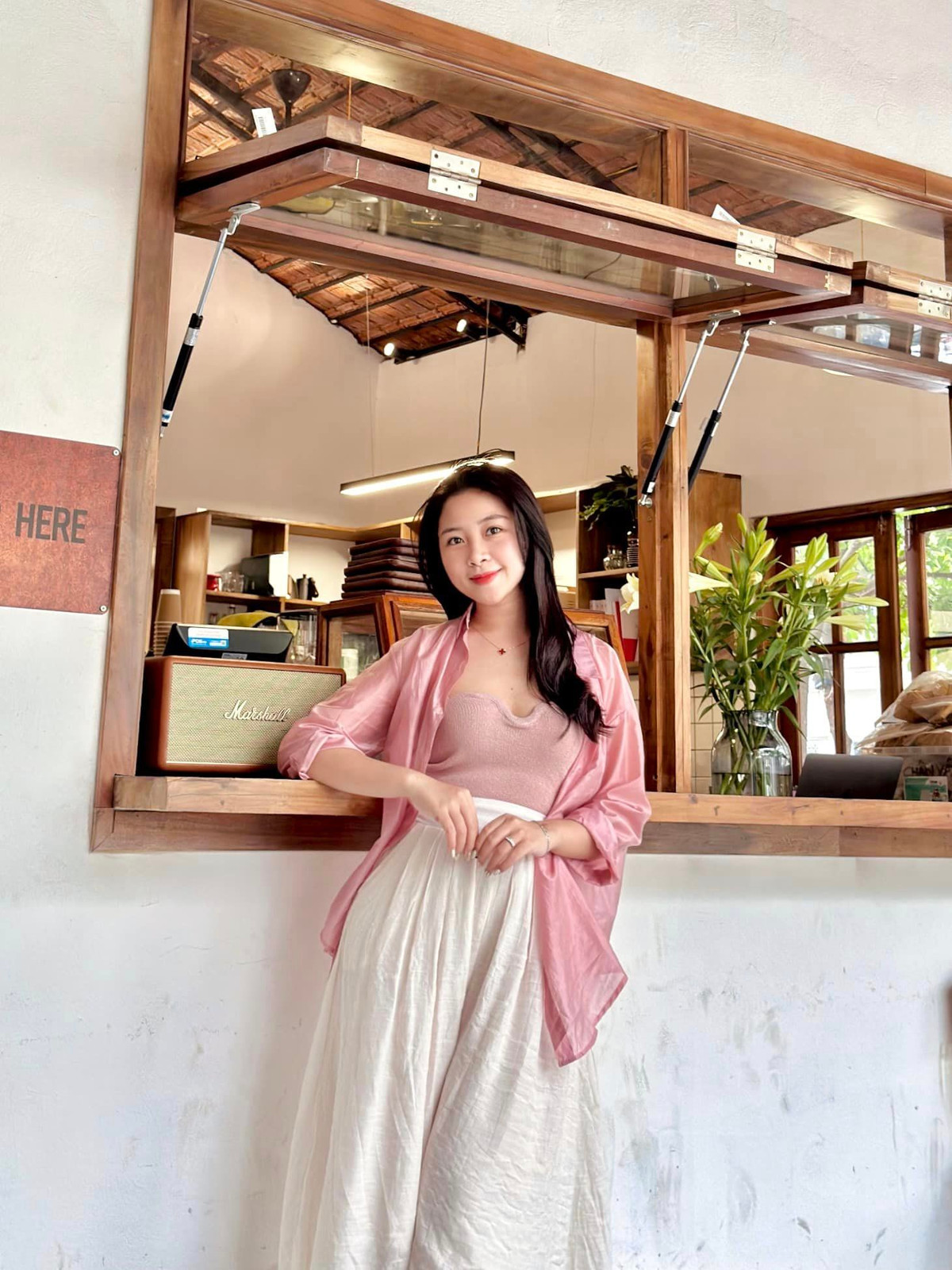 Cô tốt nghiệp sư phạm mầm non nhưng hiện ở nhà lo nội trợ và quản lý khách sạn của gia đình.