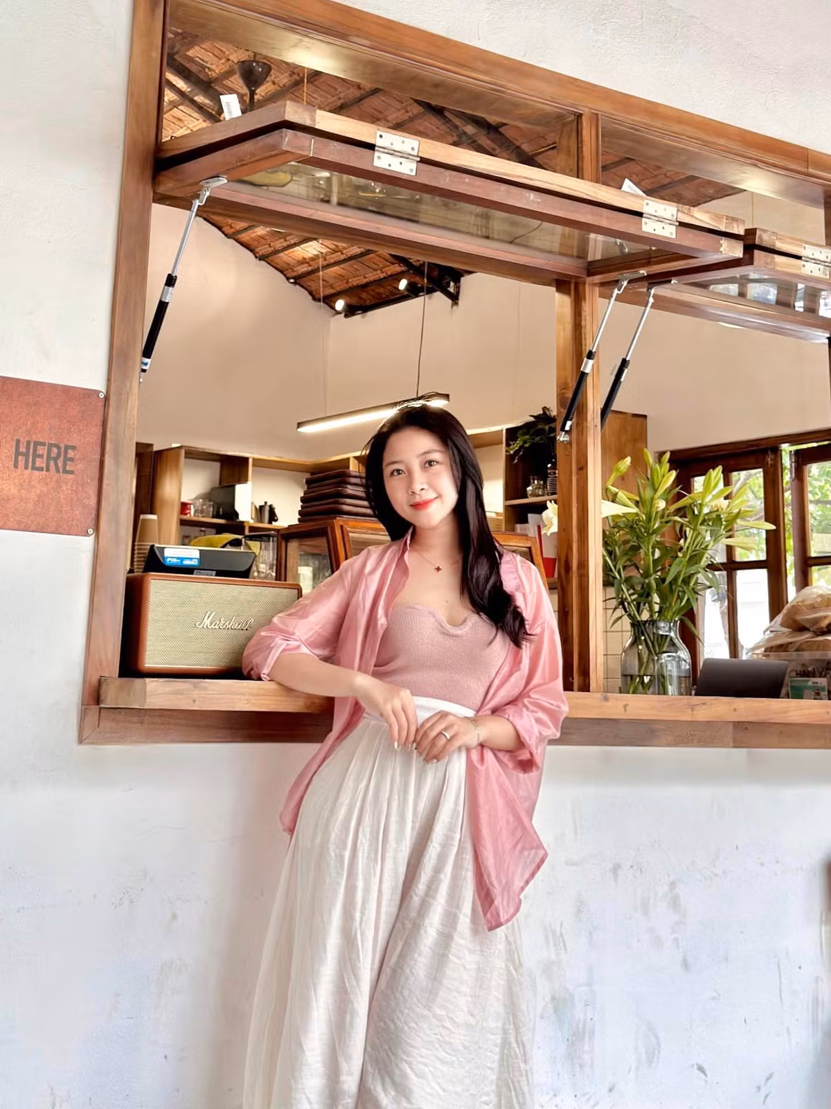 Cô tốt nghiệp sư phạm mầm non nhưng hiện ở nhà lo nội trợ và quản lý khách sạn của gia đình.