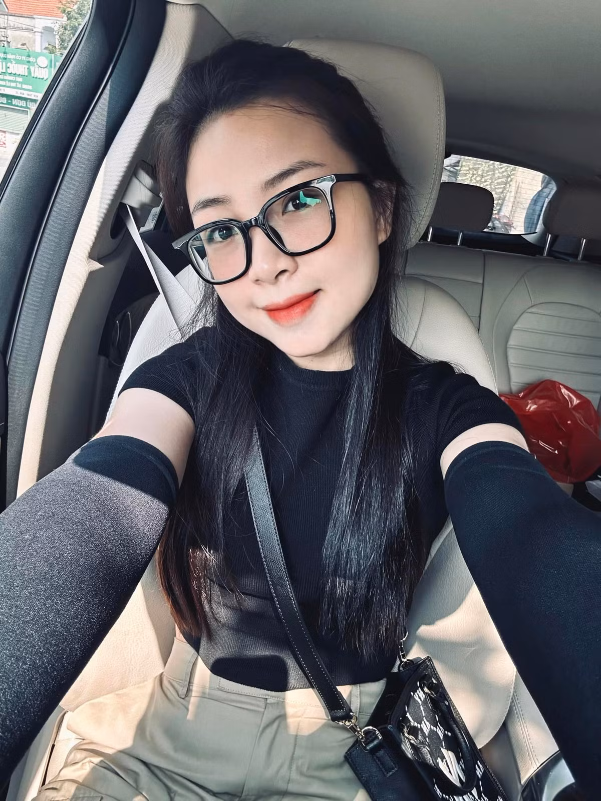 Trong những khoảng khắc thường nhật, bà xã Phan Văn Đức cũng thường trang điểm nhẹ nhàng, tôn lên những đường nét xinh xắn trên gương mặt thanh tú.