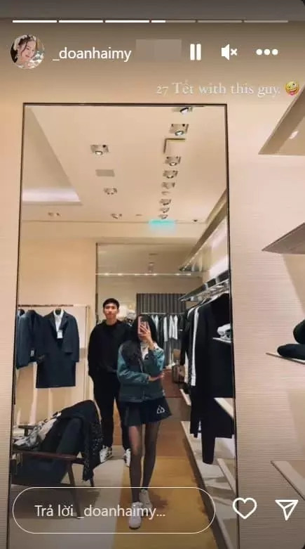 Cặp đôi ngồi trên xế hộp sang chảnh, vui vẻ check- in ghi dấu hành trình. Doãn Hải My diện áo phông trắng đơn giản vẫn trẻ trung, xinh đẹp nổi bật.