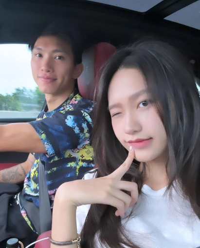 Mới đây, cặp đôi gây chú ý khi chia sẻ khoảnh khắc cùng nhau về thăm quê cầu thủ Đoàn Văn Hậu. Khi hoàn thành nhiệm vụ cùng ĐT Việt Nam cũng như thi đấu xong vòng 12 V.league 2023 anh chàng lái xe đưa bạn gái Doãn Hải My về thăm quê.