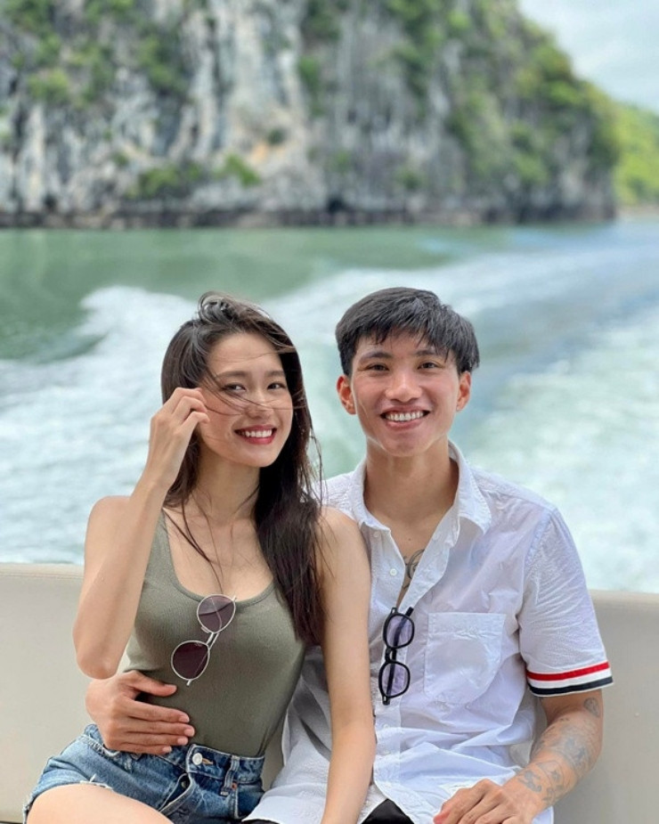 Nàng WAG còn biết cách ghi điểm trong mắt bố mẹ Văn Hậu bởi sự chăm chỉ, đảm đang, sẵn sàng xắn tay rửa bát phụ giúp việc nhà.