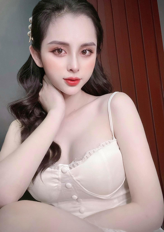 Người đẹp chuyển giới này là Á hậu của cuộc thi "Đại sứ hoàn mỹ 2020" (cuộc thi nhan sắc dành cho những cô gái chuyển giới).