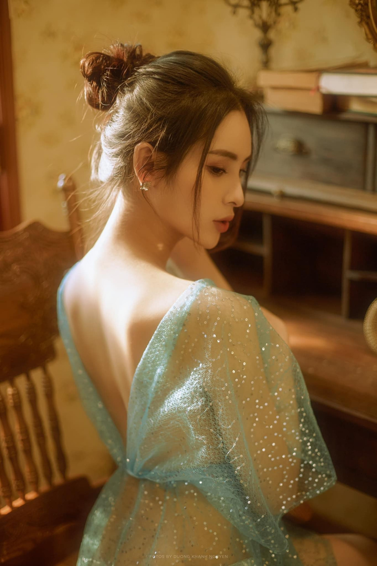 Tường Vi sở hữu gương mặt đẹp như búp bê với đường nét hài hoà, thanh tú.