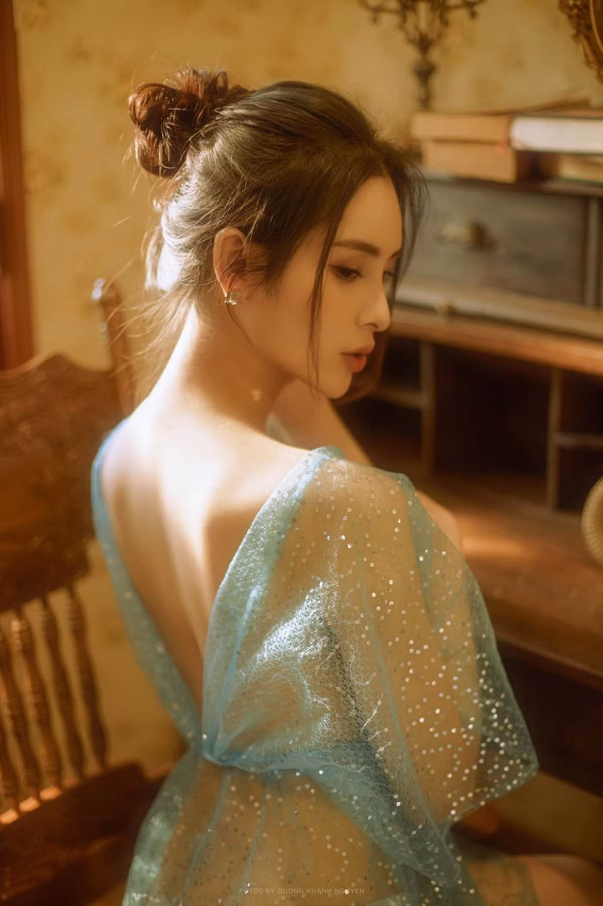 Tường Vi sở hữu gương mặt đẹp như búp bê với đường nét hài hoà, thanh tú.