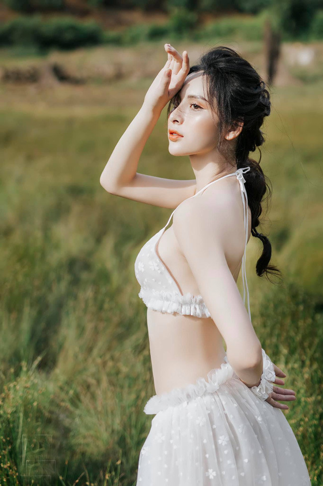 Nhan sắc của Tường Vi được nhận xét là ngày càng "thăng hạng" sau cuộc thi sắc đẹp.