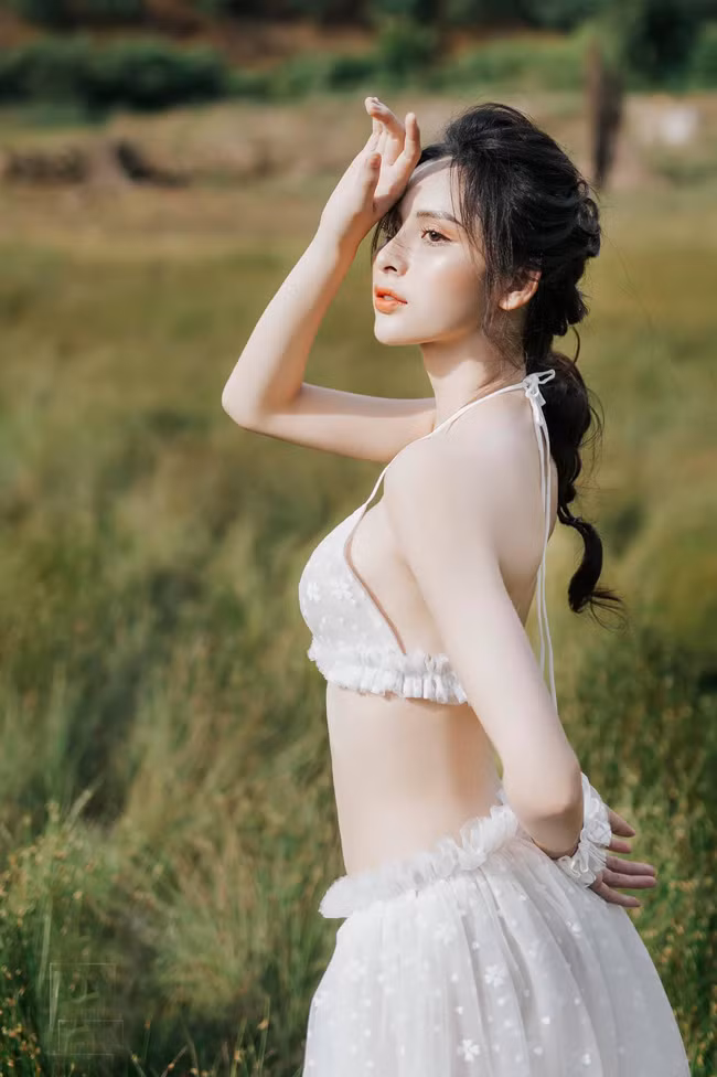 Nhan sắc của Tường Vi được nhận xét là ngày càng "thăng hạng" sau cuộc thi sắc đẹp.