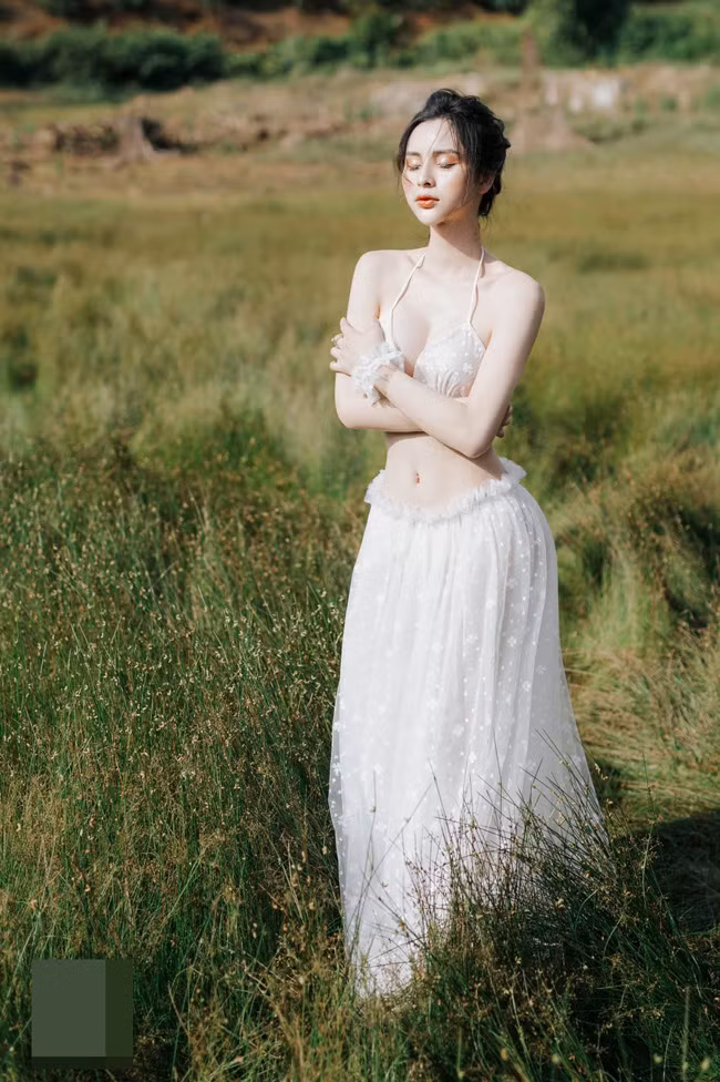 Cô nàng xinh đẹp và gợi cảm bội phần sau khi giành ngôi vị Á hậu chuyển giới.