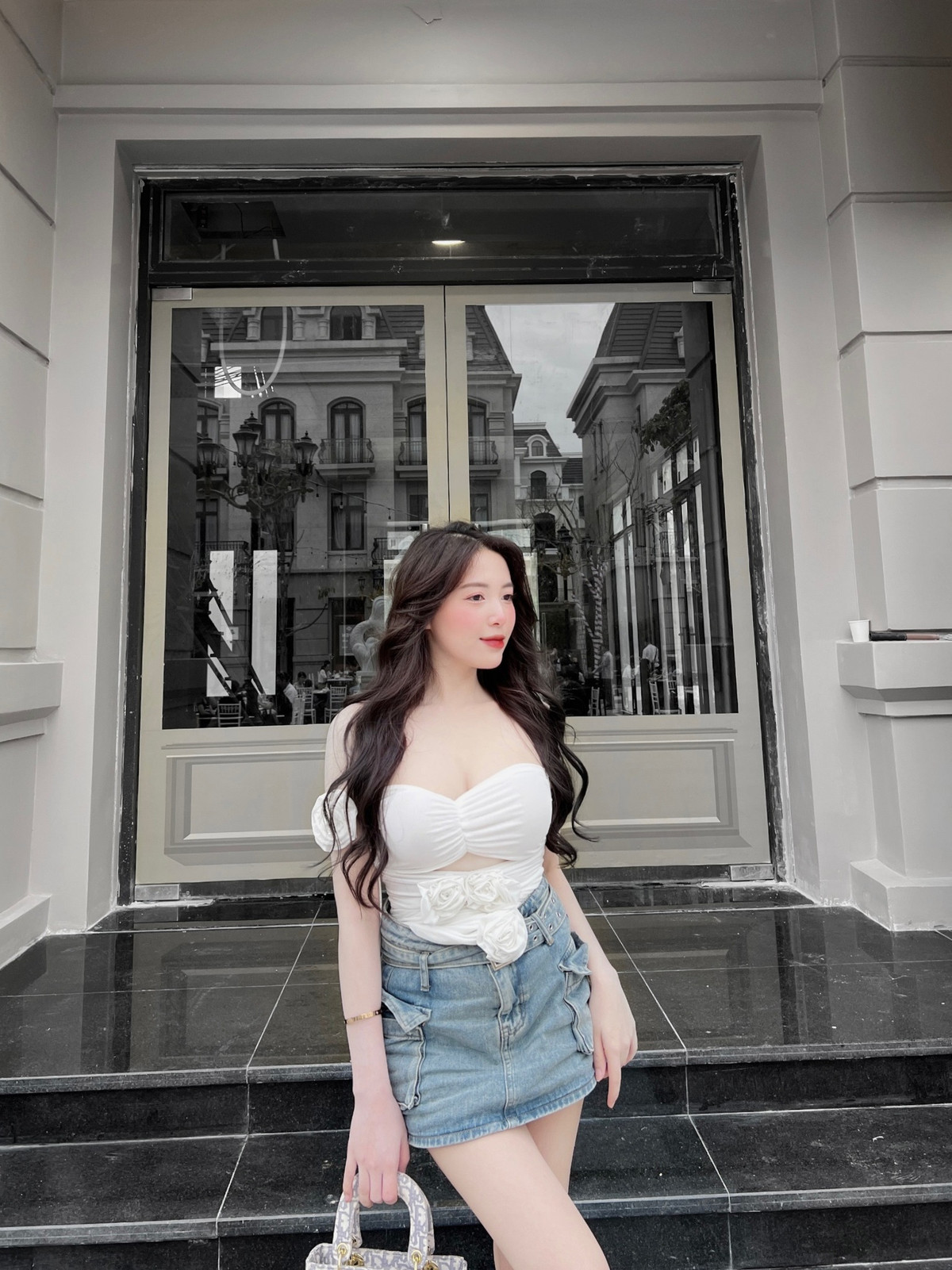 Hot girl Hà thành thu hút trên mạng xã hội bởi có làn da trắng mịn màng, gương mặt xinh đẹp, gu thời trang nữ tính...