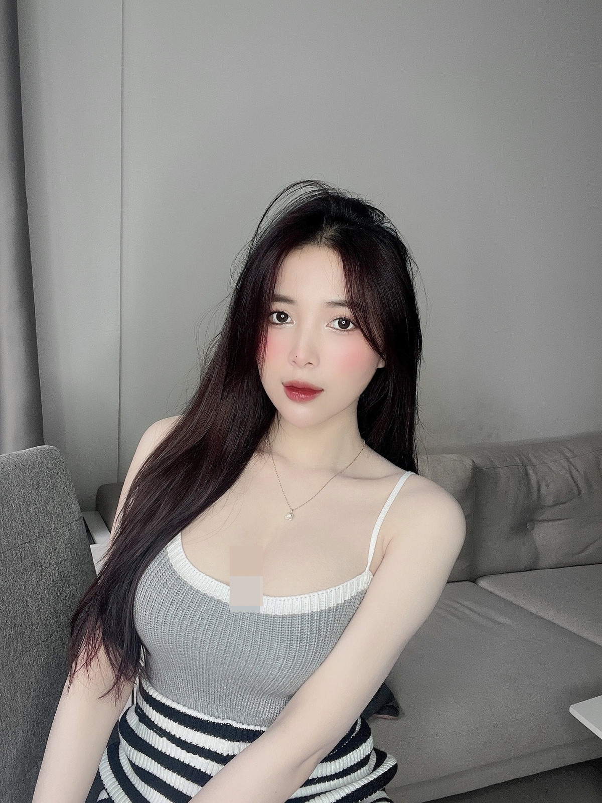 Ngoài nhan sắc trời cho, Trang Phạm còn ưa chuộng ăn mặc hở bạo, thường khoe “đôi gò bồng” gợi cảm.