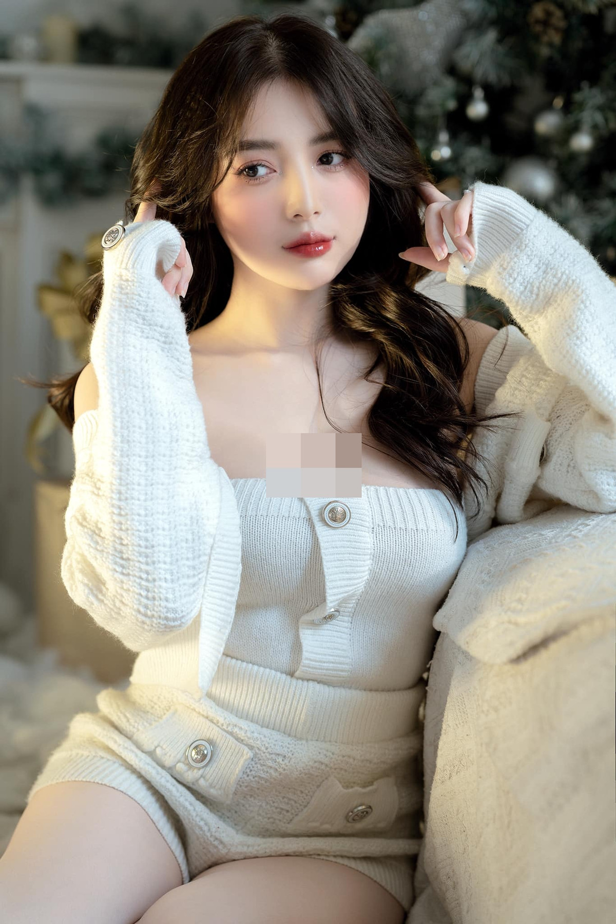 Cũng nhờ những hình ảnh khoe dáng đầy táo bạo này mà Trang Phạm nổi tiếng nhanh chóng.