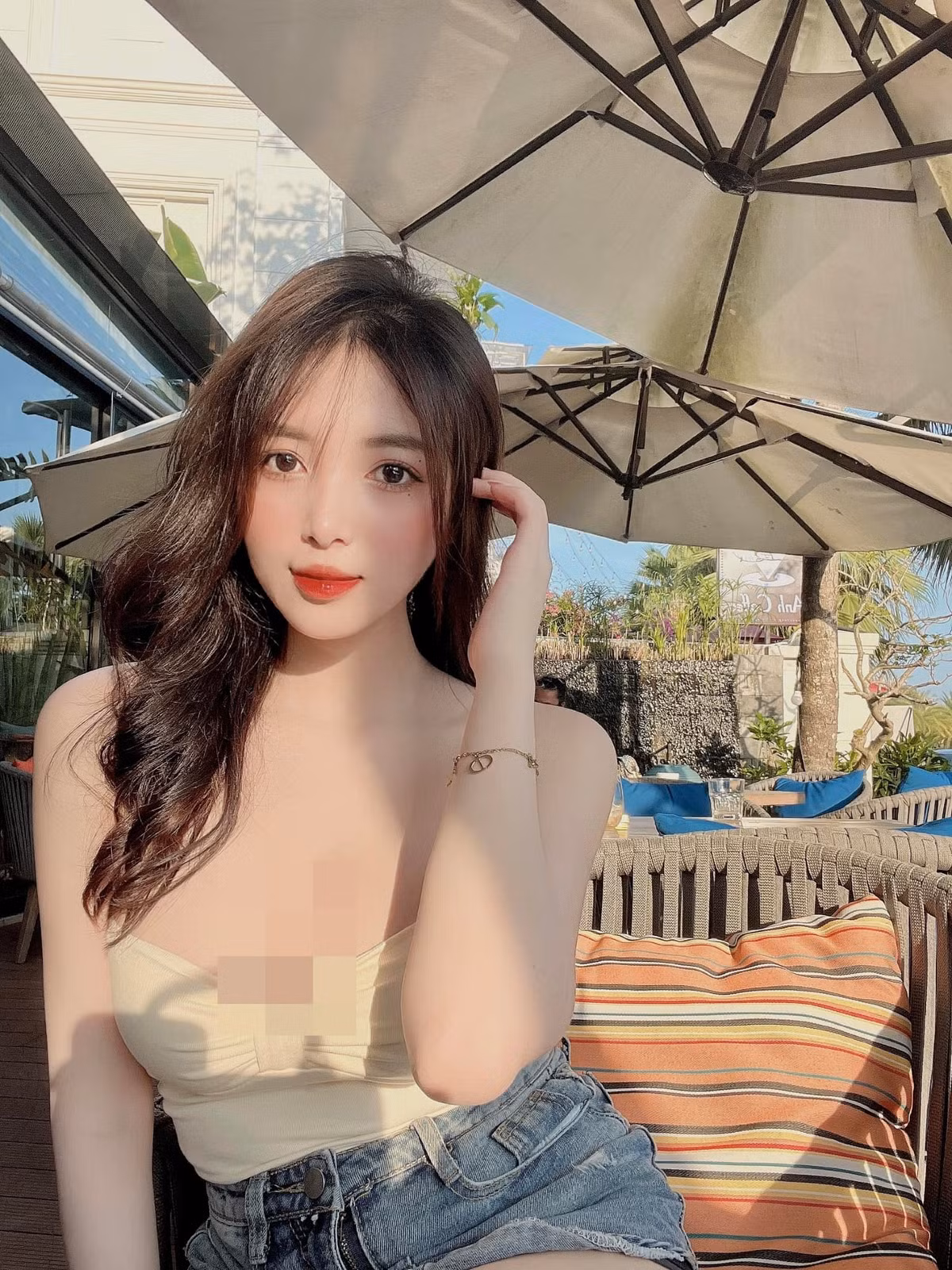 Là một người kinh doanh thời trang, kiêm làm mẫu ảnh nên cô rất chú trọng tới ngoại hình.