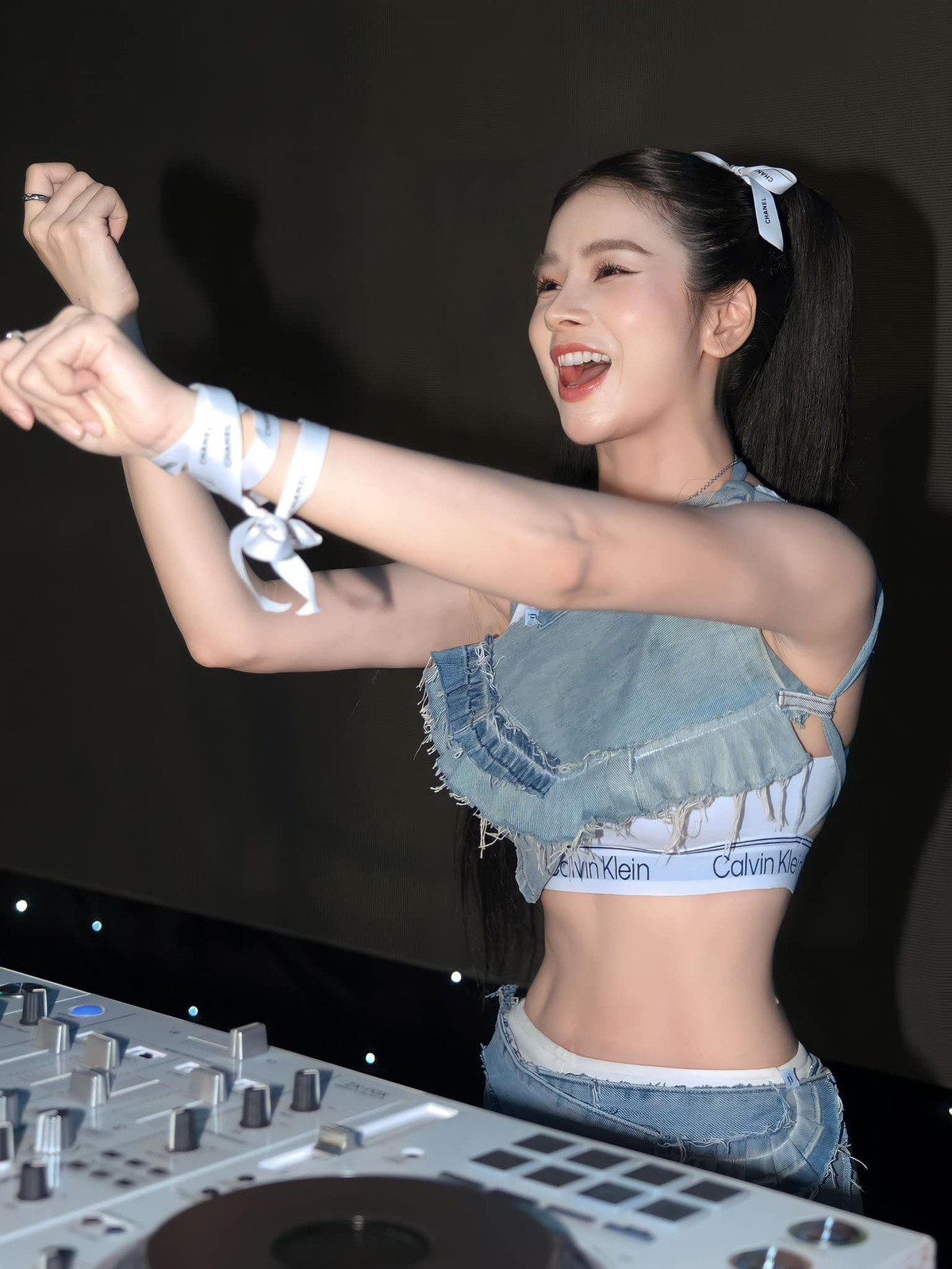 Dù không phải lần đầu khoe dáng, DJ Mie vẫn ghi điểm trong mắt người hâm mộ bởi làn da trắng sáng.