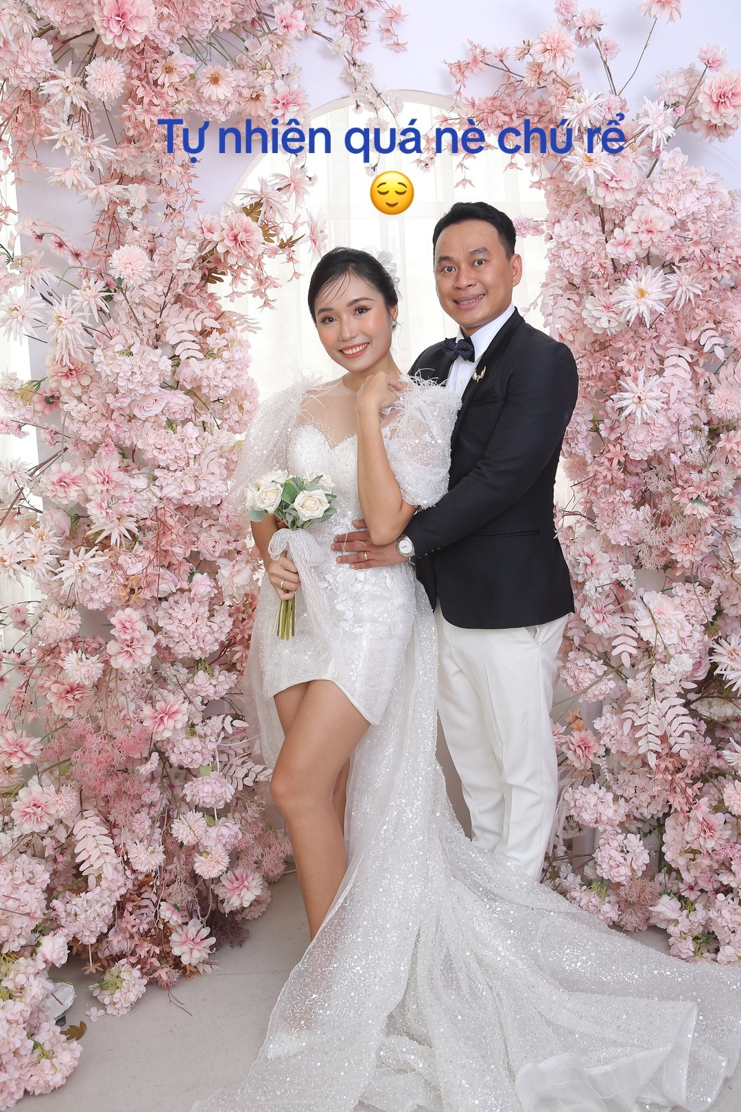 Không những vậy, dù qua bao nhiêu tấm ảnh đi chăng nữa, người có biểu cảm “bất ổn” duy nhất chỉ là chú rể.