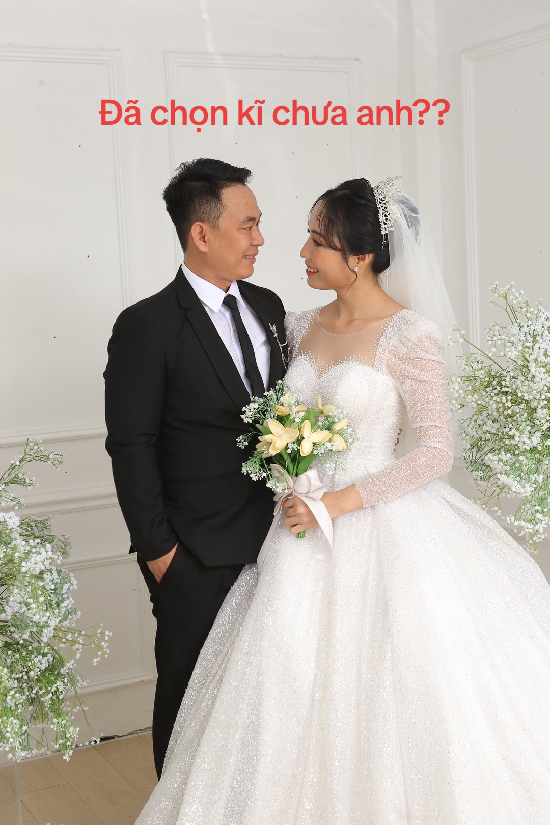 Có lẽ vì không biết tạo dáng chụp ảnh nên chú rể này mới cố thể hiện gương mặt thành ra lại "thảm họa".