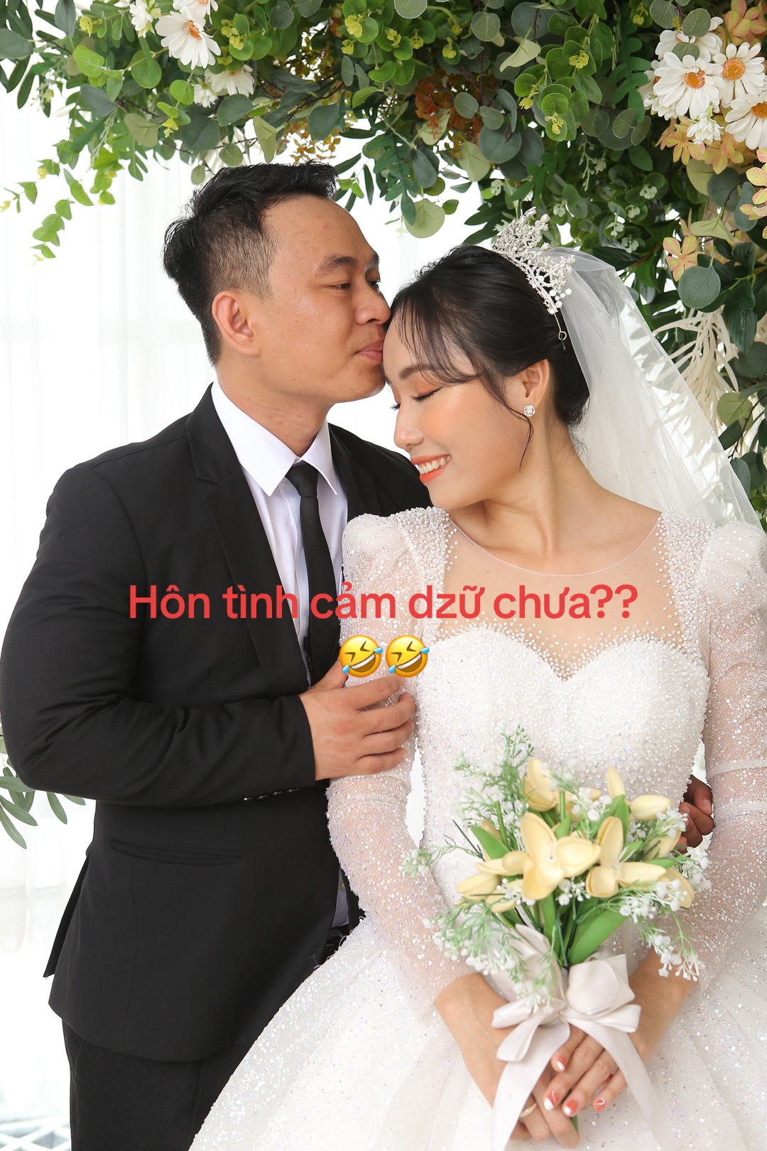 Chiêm ngưỡng bộ ảnh cưới hài hước, nhiều cư dân mạng còn đùa vui rằng chú rể như bị ép cưới.