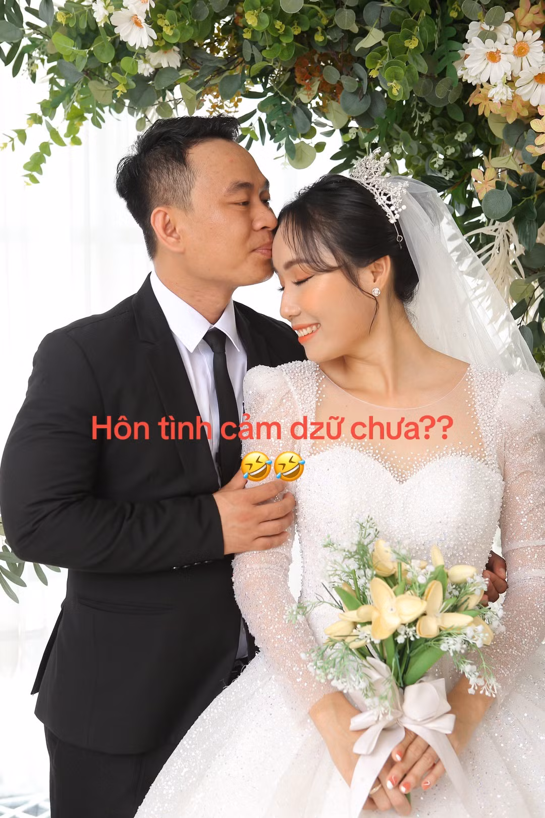 Chiêm ngưỡng bộ ảnh cưới hài hước, nhiều cư dân mạng còn đùa vui rằng chú rể như bị ép cưới.