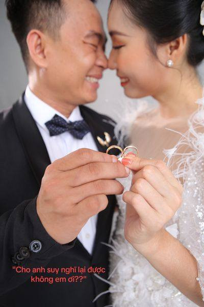 Trong bộ ảnh cưới, gương mặt của chú rể vô cùng cứng đơ, nụ cười gượng gạo cực hài hước.