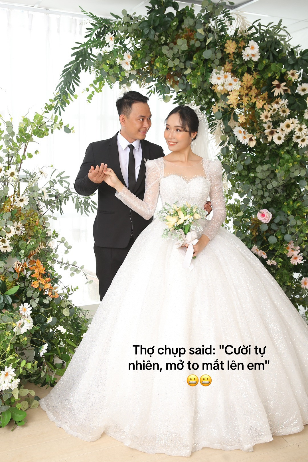 Nhiều người khi nhìn vào không biết nên đổ lỗi cho thợ chụp còn “non tay” hay do chú rể tự biến bộ ảnh cưới thành tấu hài nữa.