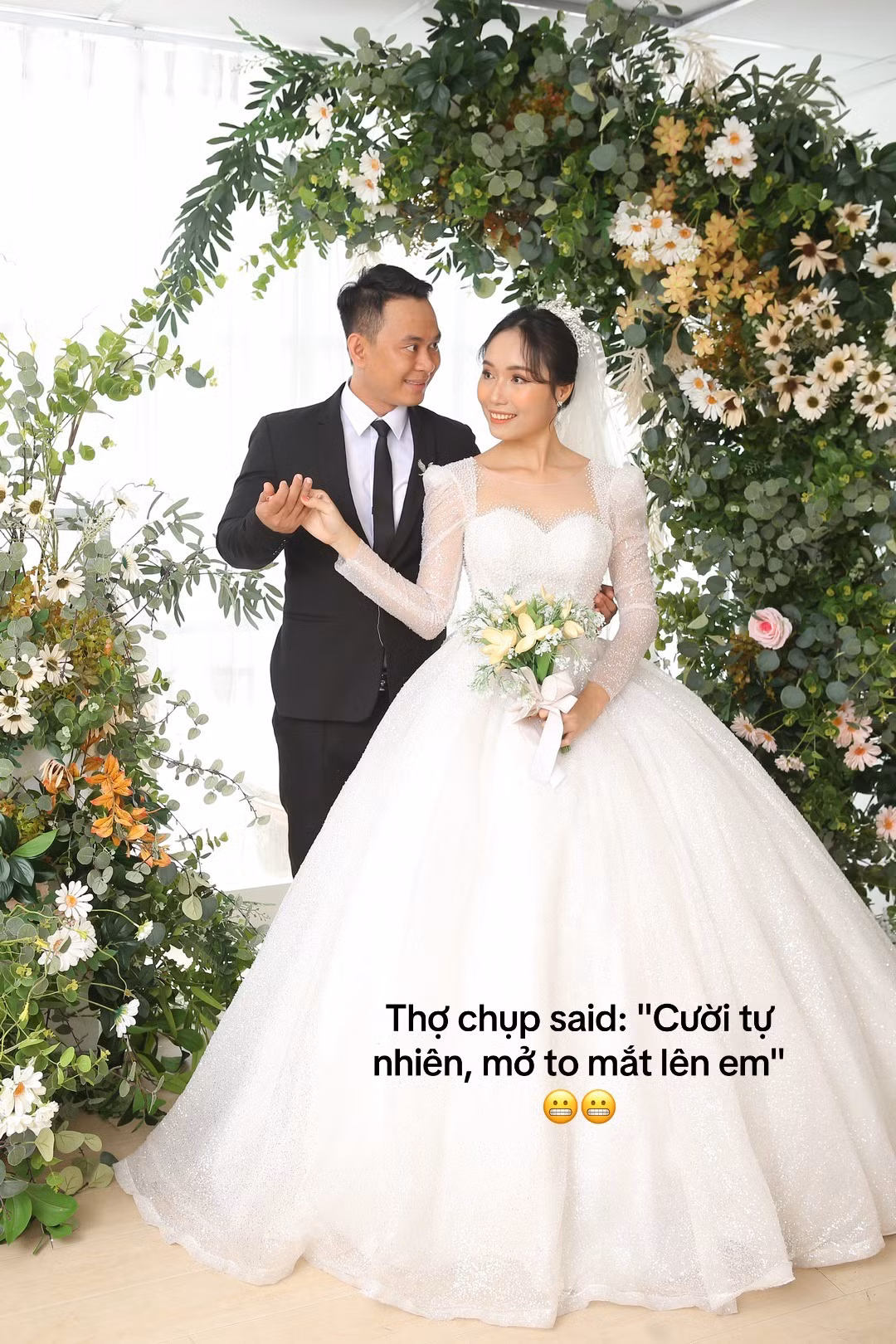 Nhiều người khi nhìn vào không biết nên đổ lỗi cho thợ chụp còn “non tay” hay do chú rể tự biến bộ ảnh cưới thành tấu hài nữa.