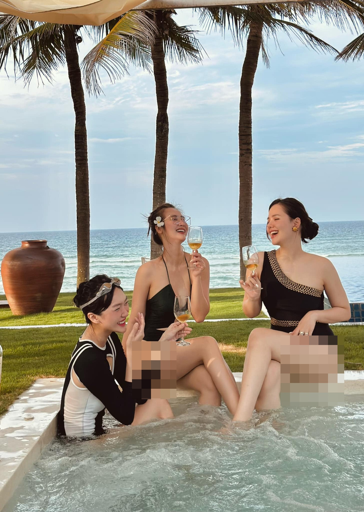 Mới đây, Phanh Lee chia sẻ loạt ảnh diện đồ bơi khoe dáng cùng hai cô bạn thân tại một khu resort nghỉ dưỡng ở Đà Nẵng gây chú ý.