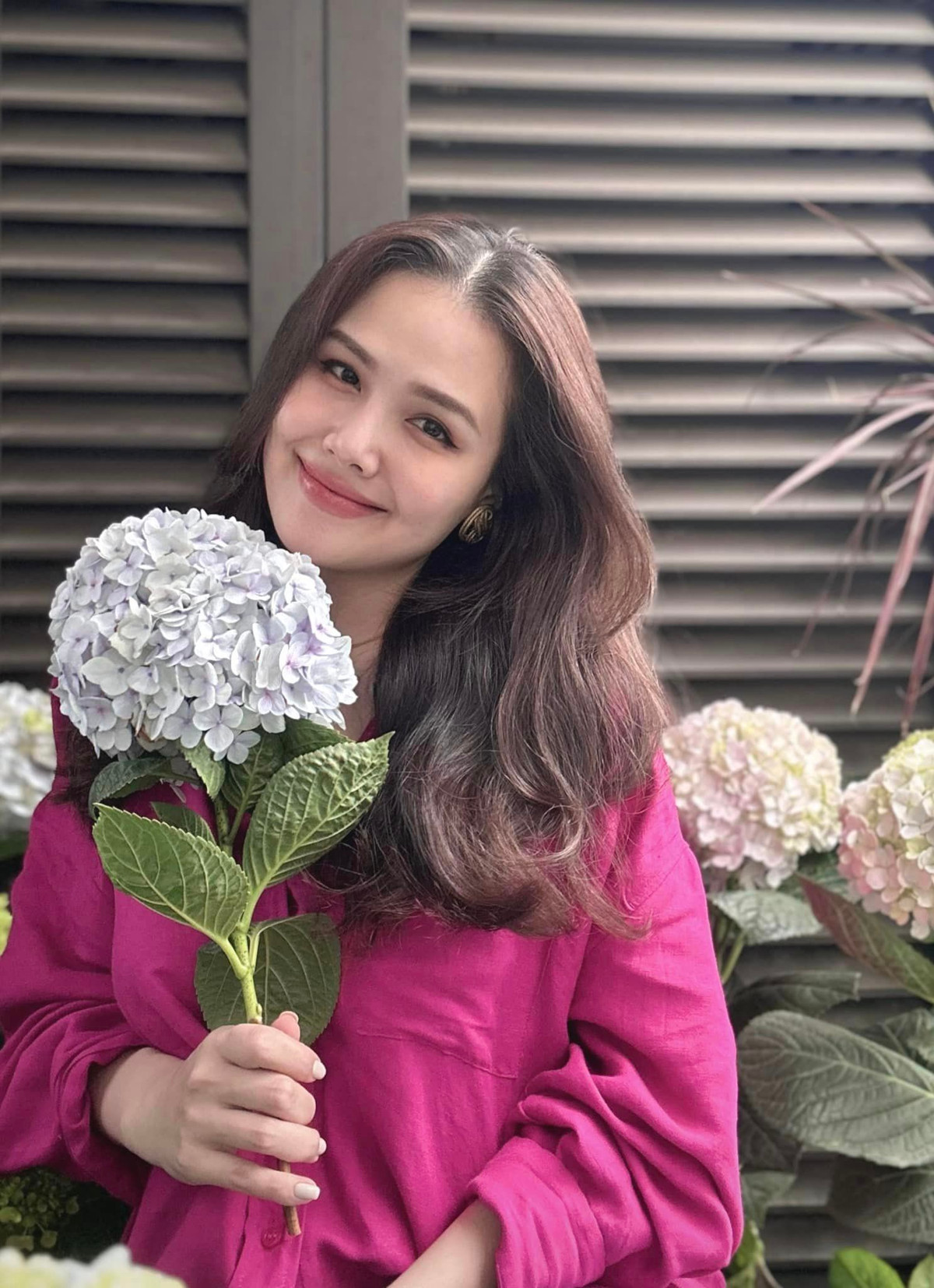 Sau khi có con, Phanh Lee chuộng diện những set đồ kín đáo nhưng vẫn tôn lên vẻ đẹp sang chảnh, đẳng cấp.