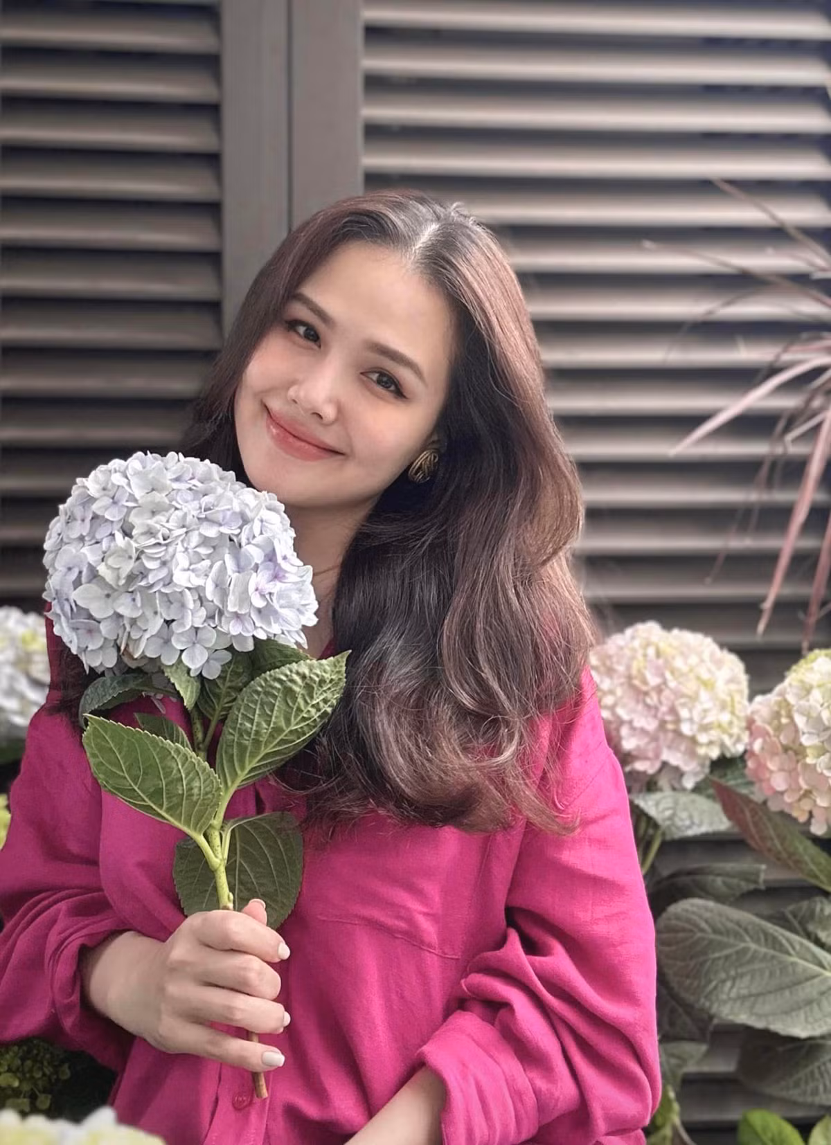 Sau khi có con, Phanh Lee chuộng diện những set đồ kín đáo nhưng vẫn tôn lên vẻ đẹp sang chảnh, đẳng cấp.