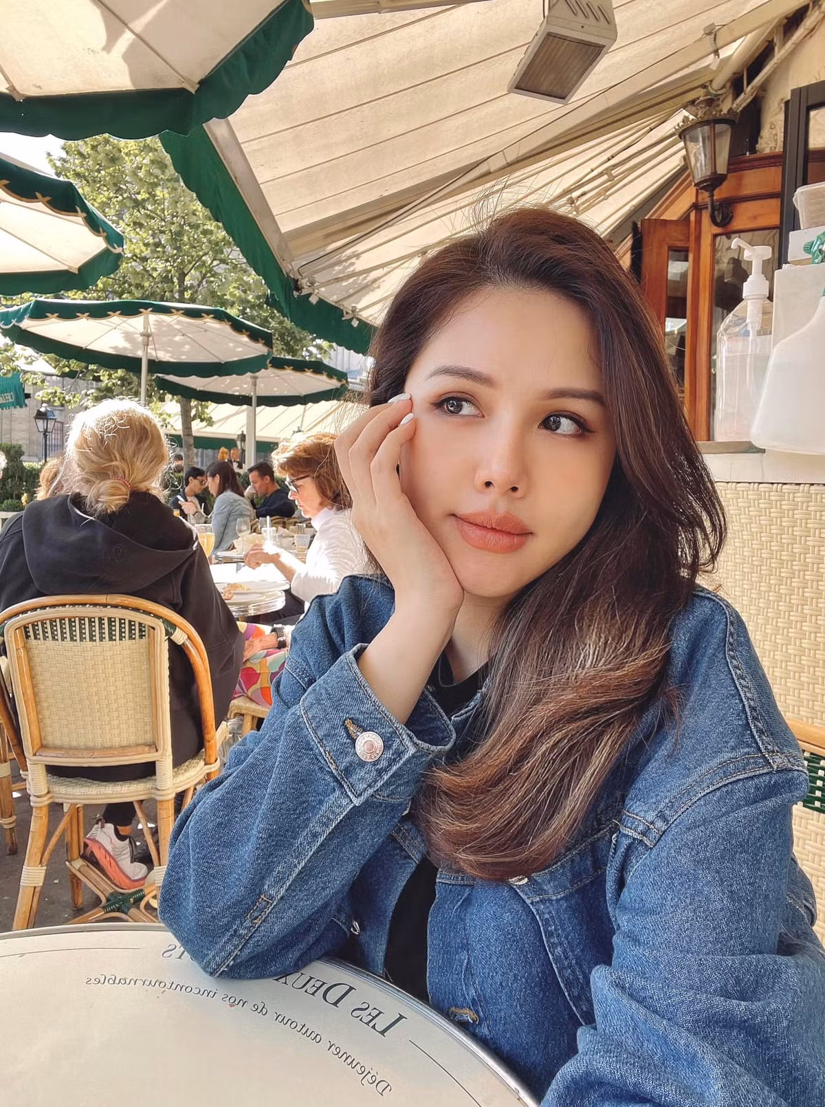 Khác với phong cách trẻ trung 10 năm trước, nàng dâu hào môn đang theo đuổi hình tượng thanh lịch, giản dị.