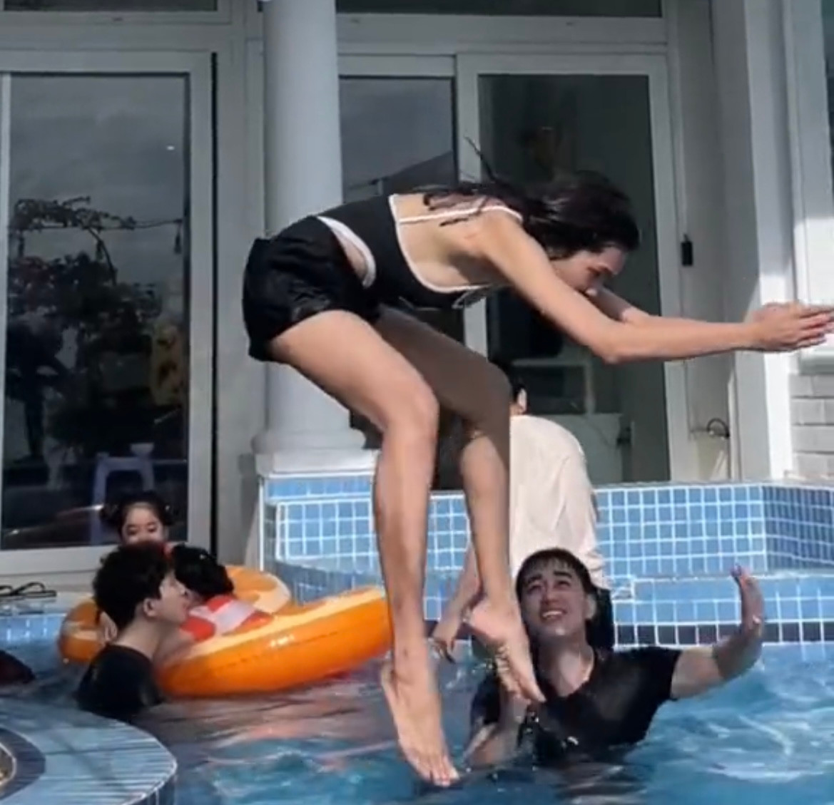 Ap dung ly thuyet hoc boi, co gai co man tao dang hai huoc-Hinh-2