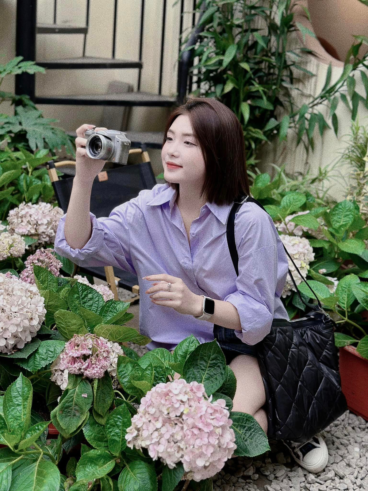 Không chỉ sở hữu ngoại hình xinh đẹp và nụ cười khả ái, Nguyễn Thị Thêu còn là một cô gái năng động.