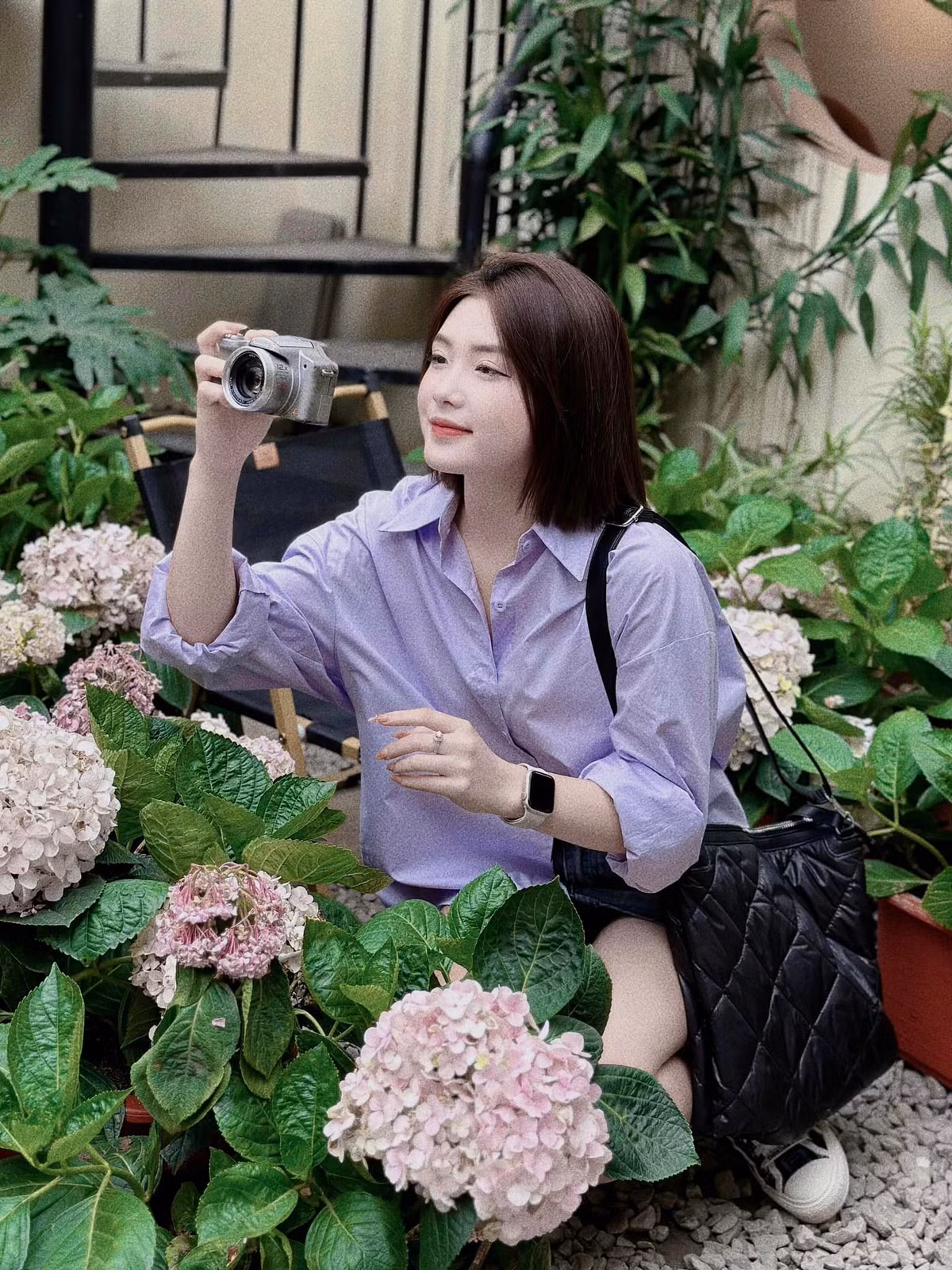 Không chỉ sở hữu ngoại hình xinh đẹp và nụ cười khả ái, Nguyễn Thị Thêu còn là một cô gái năng động.